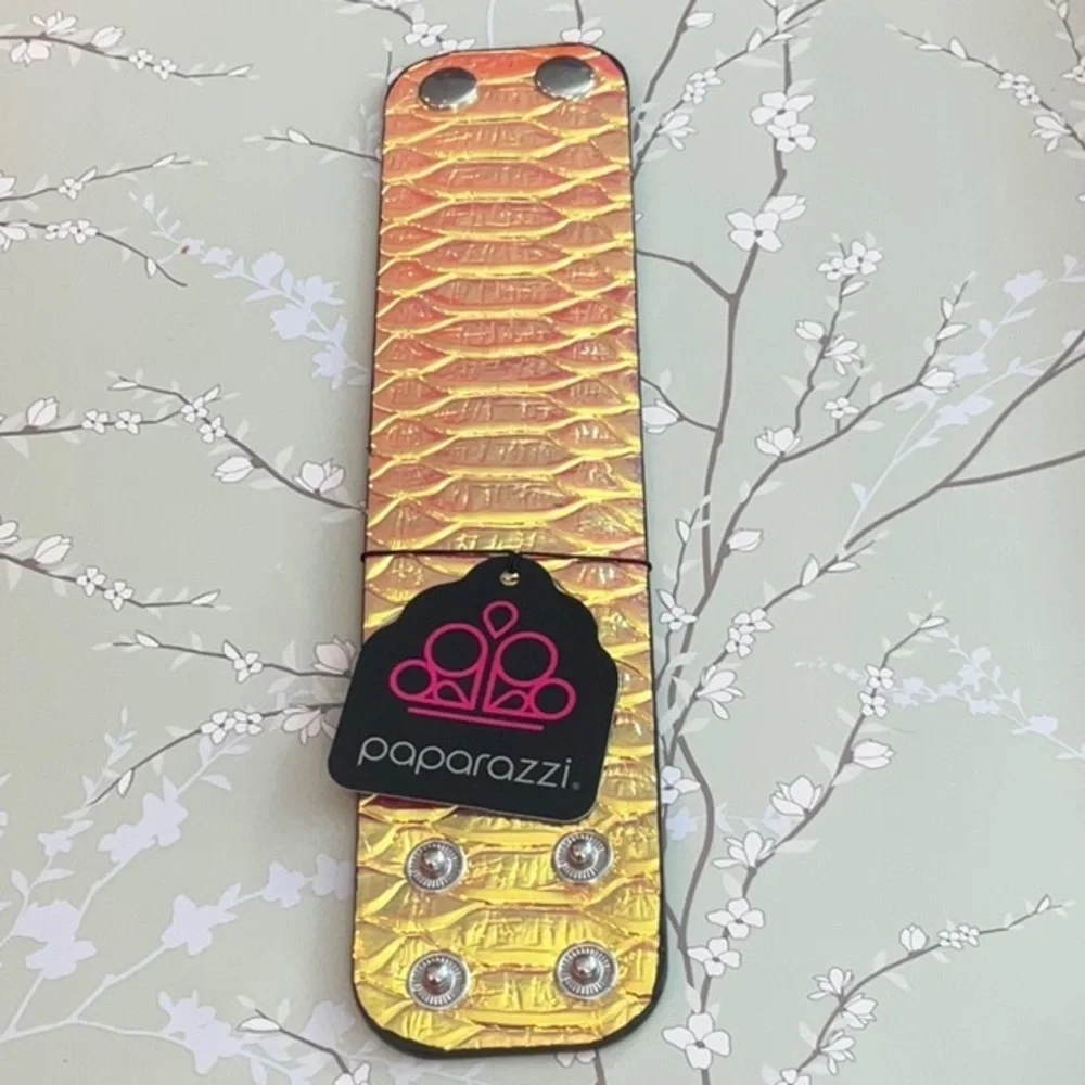 ❄️ Paparazzi | Shimmering Gold Bracelet Galactic Galapagos Urban Snap Bracelet
